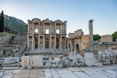 Selçuk, İzmir - Türkiye. 25 Aralık 2017. Celsus Kütüphanesi. İzmir 'in Selcuk kentindeki Antik Efes Kenti - Türkiye