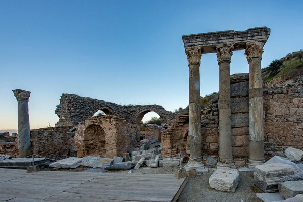 Selçuk, İzmir - Türkiye. 25 Aralık 2017. Celsus Kütüphanesi. İzmir 'in Selcuk kentindeki Antik Efes Kenti - Türkiye