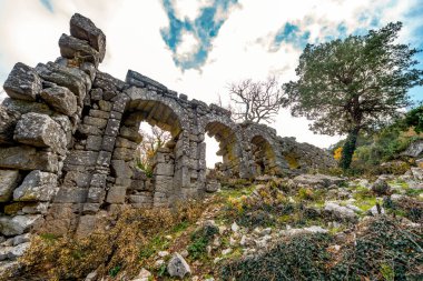Antalya, hindi. 21 Aralık 2017. Antalya 'nın Termessos Antik Kenti' ndeki amfi tiyatro - Türkiye. Termessos, Antalya 'nın 30 km kuzeybatısındaki bu yükselen dağ zirveleri, Türkiye' nin başlıca ilgi alanlarından biri.,