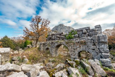 Antalya, hindi. 21 Aralık 2017. Antalya 'nın Termessos Antik Kenti' ndeki amfi tiyatro - Türkiye. Termessos, Antalya 'nın 30 km kuzeybatısındaki bu yükselen dağ zirveleri, Türkiye' nin başlıca ilgi alanlarından biri.,