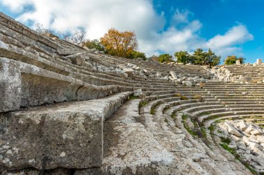 Antalya, hindi. 21 Aralık 2017. Antalya 'nın Termessos Antik Kenti' ndeki amfi tiyatro - Türkiye. Termessos, Antalya 'nın 30 km kuzeybatısındaki bu yükselen dağ zirveleri, Türkiye' nin başlıca ilgi alanlarından biri.,