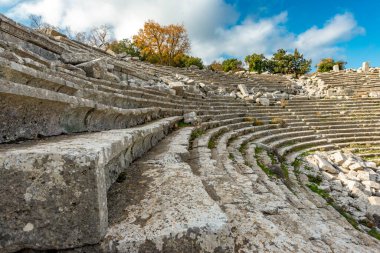 Antalya, hindi. 21 Aralık 2017. Antalya 'nın Termessos Antik Kenti' ndeki amfi tiyatro - Türkiye. Termessos, Antalya 'nın 30 km kuzeybatısındaki bu yükselen dağ zirveleri, Türkiye' nin başlıca ilgi alanlarından biri.,