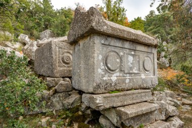 Antalya, hindi. 21 Aralık 2017. Antalya 'nın Termessos Antik Kenti' ndeki amfi tiyatro - Türkiye. Termessos, Antalya 'nın 30 km kuzeybatısındaki bu yükselen dağ zirveleri, Türkiye' nin başlıca ilgi alanlarından biri.,