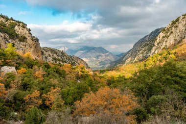 Antalya, hindi. 21 Aralık 2017. Antalya 'nın Termessos Antik Kenti' ndeki amfi tiyatro - Türkiye. Termessos, Antalya 'nın 30 km kuzeybatısındaki bu yükselen dağ zirveleri, Türkiye' nin başlıca ilgi alanlarından biri.,