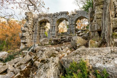 Antalya, hindi. 21 Aralık 2017. Antalya 'nın Termessos Antik Kenti' ndeki amfi tiyatro - Türkiye. Termessos, Antalya 'nın 30 km kuzeybatısındaki bu yükselen dağ zirveleri, Türkiye' nin başlıca ilgi alanlarından biri.,