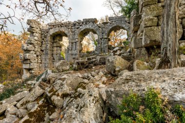 Antalya, hindi. 21 Aralık 2017. Antalya 'nın Termessos Antik Kenti' ndeki amfi tiyatro - Türkiye. Termessos, Antalya 'nın 30 km kuzeybatısındaki bu yükselen dağ zirveleri, Türkiye' nin başlıca ilgi alanlarından biri.,