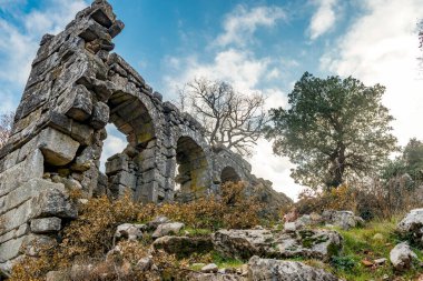 Antalya, hindi. 21 Aralık 2017. Antalya 'nın Termessos Antik Kenti' ndeki amfi tiyatro - Türkiye. Termessos, Antalya 'nın 30 km kuzeybatısındaki bu yükselen dağ zirveleri, Türkiye' nin başlıca ilgi alanlarından biri.,