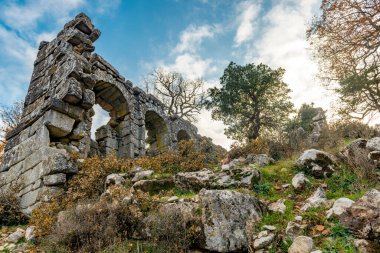 Antalya, hindi. 21 Aralık 2017. Antalya 'nın Termessos Antik Kenti' ndeki amfi tiyatro - Türkiye. Termessos, Antalya 'nın 30 km kuzeybatısındaki bu yükselen dağ zirveleri, Türkiye' nin başlıca ilgi alanlarından biri.,