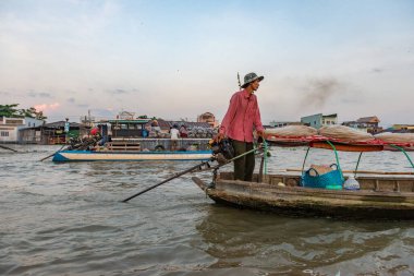 16 Aralık 2015. Thomas-Vietnam 'ı. Vietnam 'ın Mekong Deltası' ndaki Can Tho şehrinin yakınındaki Mekong Nehri 'ndeki Çiçekli Pazar. Vietnam' ın pirinç kasesi, delta çeşitli baş döndürücü yeşilliklerle kaplıdır.. 