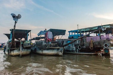 16 Aralık 2015. Thomas-Vietnam 'ı. Vietnam 'ın Mekong Deltası' ndaki Can Tho şehrinin yakınındaki Mekong Nehri 'ndeki Çiçekli Pazar. Vietnam' ın pirinç kasesi, delta çeşitli baş döndürücü yeşilliklerle kaplıdır.. 