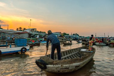 Vietnam 'da Mekong Deltası' ndaki Can Tho şehrinin yakınındaki Mekong Nehri 'ndeki Uçan Pazar.