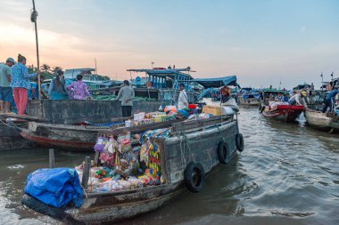 16 Aralık 2015. Thomas-Vietnam 'ı. Vietnam 'ın Mekong Deltası' ndaki Can Tho şehrinin yakınındaki Mekong Nehri 'ndeki Çiçekli Pazar. Vietnam' ın pirinç kasesi, delta çeşitli baş döndürücü yeşilliklerle kaplıdır.. 