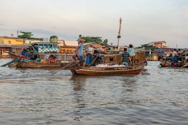 16 Aralık 2015. Thomas-Vietnam 'ı. Vietnam 'ın Mekong Deltası' ndaki Can Tho şehrinin yakınındaki Mekong Nehri 'ndeki Çiçekli Pazar. Vietnam' ın pirinç kasesi, delta çeşitli baş döndürücü yeşilliklerle kaplıdır.. 