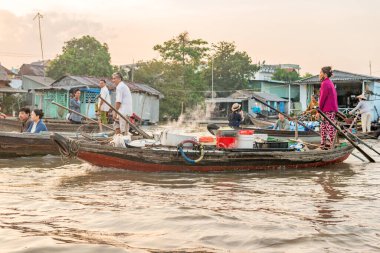 16 Aralık 2015. Thomas-Vietnam 'ı. Vietnam 'ın Mekong Deltası' ndaki Can Tho şehrinin yakınındaki Mekong Nehri 'ndeki Çiçekli Pazar. Vietnam' ın pirinç kasesi, delta çeşitli baş döndürücü yeşilliklerle kaplıdır.. 