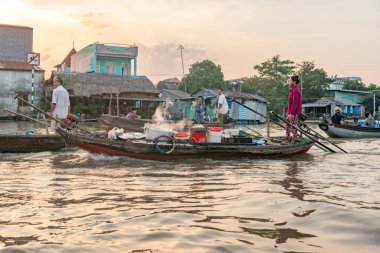 16 Aralık 2015. Thomas-Vietnam 'ı. Vietnam 'ın Mekong Deltası' ndaki Can Tho şehrinin yakınındaki Mekong Nehri 'ndeki Çiçekli Pazar. Vietnam' ın pirinç kasesi, delta çeşitli baş döndürücü yeşilliklerle kaplıdır.. 