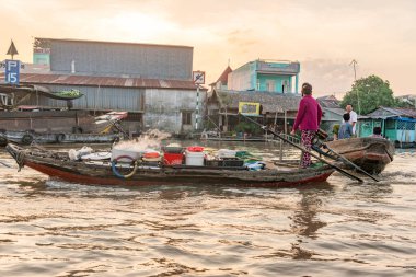 16 Aralık 2015. Thomas-Vietnam 'ı. Vietnam 'ın Mekong Deltası' ndaki Can Tho şehrinin yakınındaki Mekong Nehri 'ndeki Çiçekli Pazar. Vietnam' ın pirinç kasesi, delta çeşitli baş döndürücü yeşilliklerle kaplıdır.. 