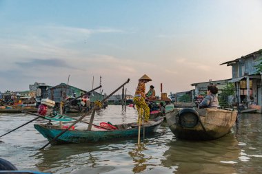 16 Aralık 2015. Thomas-Vietnam 'ı. Vietnam 'ın Mekong Deltası' ndaki Can Tho şehrinin yakınındaki Mekong Nehri 'ndeki Çiçekli Pazar. Vietnam' ın pirinç kasesi, delta çeşitli baş döndürücü yeşilliklerle kaplıdır.. 