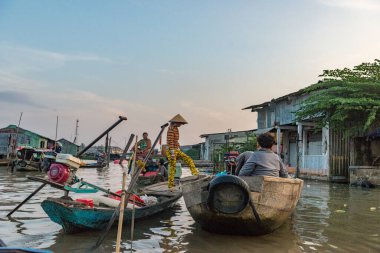 16 Aralık 2015. Thomas-Vietnam 'ı. Vietnam 'ın Mekong Deltası' ndaki Can Tho şehrinin yakınındaki Mekong Nehri 'ndeki Çiçekli Pazar. Vietnam' ın pirinç kasesi, delta çeşitli baş döndürücü yeşilliklerle kaplıdır.. 