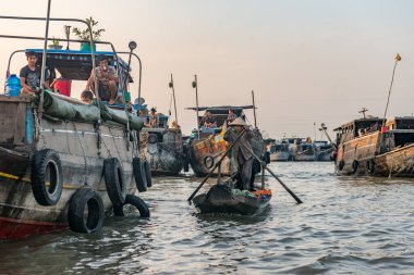 16 Aralık 2015. Thomas-Vietnam 'ı. Vietnam 'ın Mekong Deltası' ndaki Can Tho şehrinin yakınındaki Mekong Nehri 'ndeki Çiçekli Pazar. Vietnam' ın pirinç kasesi, delta çeşitli baş döndürücü yeşilliklerle kaplıdır.. 