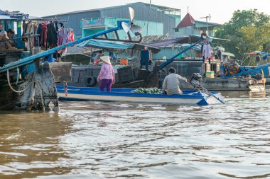16 Aralık 2015. Thomas-Vietnam 'ı. Vietnam 'ın Mekong Deltası' ndaki Can Tho şehrinin yakınındaki Mekong Nehri 'ndeki Çiçekli Pazar. Vietnam' ın pirinç kasesi, delta çeşitli baş döndürücü yeşilliklerle kaplıdır.. 
