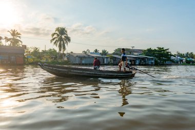 16 Aralık 2015. Thomas-Vietnam 'ı. Vietnam 'ın Mekong Deltası' ndaki Can Tho şehrinin yakınındaki Mekong Nehri 'ndeki Çiçekli Pazar. Vietnam' ın pirinç kasesi, delta çeşitli baş döndürücü yeşilliklerle kaplıdır.. 