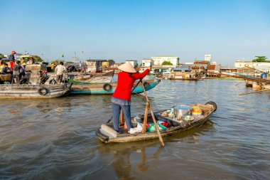 16 Aralık 2015. Thomas-Vietnam 'ı. Vietnam 'ın Mekong Deltası' ndaki Can Tho şehrinin yakınındaki Mekong Nehri 'ndeki Çiçekli Pazar. Vietnam' ın pirinç kasesi, delta çeşitli baş döndürücü yeşilliklerle kaplıdır.. 