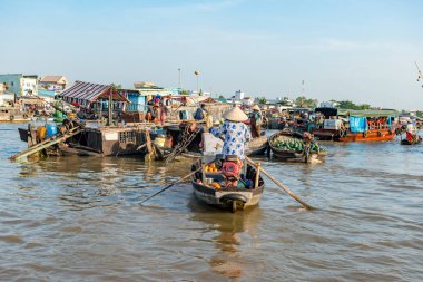 16 Aralık 2015. Thomas-Vietnam 'ı. Vietnam 'ın Mekong Deltası' ndaki Can Tho şehrinin yakınındaki Mekong Nehri 'ndeki Çiçekli Pazar. Vietnam' ın pirinç kasesi, delta çeşitli baş döndürücü yeşilliklerle kaplıdır.. 
