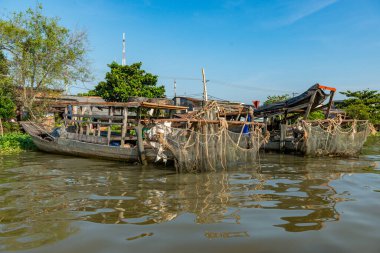Vietnam 'da Mekong Deltası' ndaki Can Tho şehrinin yakınındaki Mekong Nehri 'ndeki Uçan Pazar.