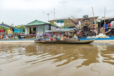 Vietnam 'da Mekong Deltası' ndaki Can Tho şehrinin yakınındaki Mekong Nehri 'ndeki Uçan Pazar.