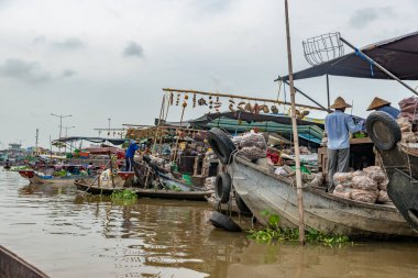 16 Aralık 2015. Thomas-Vietnam 'ı. Vietnam 'ın Mekong Deltası' ndaki Can Tho şehrinin yakınındaki Mekong Nehri 'ndeki Çiçekli Pazar. Vietnam' ın pirinç kasesi, delta çeşitli baş döndürücü yeşilliklerle kaplıdır.. 