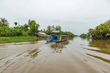 Vietnam 'da Mekong Deltası' ndaki Can Tho şehrinin yakınındaki Mekong Nehri 'ndeki Uçan Pazar.