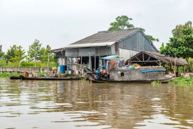 Vietnam 'da Mekong Deltası' ndaki Can Tho şehrinin yakınındaki Mekong Nehri 'ndeki Uçan Pazar.