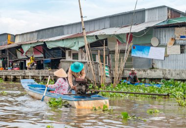 16 Aralık 2015. Thomas-Vietnam 'ı. Vietnam 'ın Mekong Deltası' ndaki Can Tho şehrinin yakınındaki Mekong Nehri 'ndeki Çiçekli Pazar. Vietnam' ın pirinç kasesi, delta çeşitli baş döndürücü yeşilliklerle kaplıdır.. 