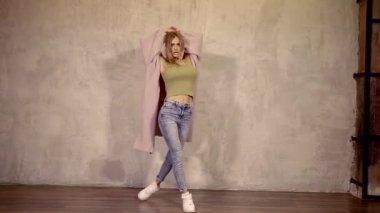 Танцует с большой грудью #5