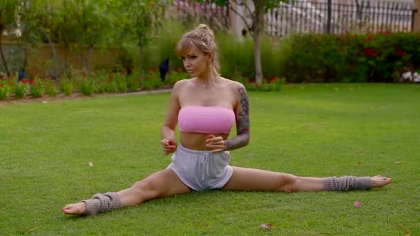 Una Mujer Flexible Y Sexy Con Pechos Grandes Hace El Se Inclina Hacia Adelante Videos Una Mujer Flexible Y Sexy Con Pechos Grandes Hace El Se Inclina Hacia Adelante Videos