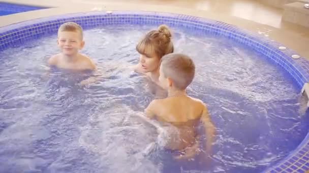 Женщины купают парней видео, апскирт у валерии фото