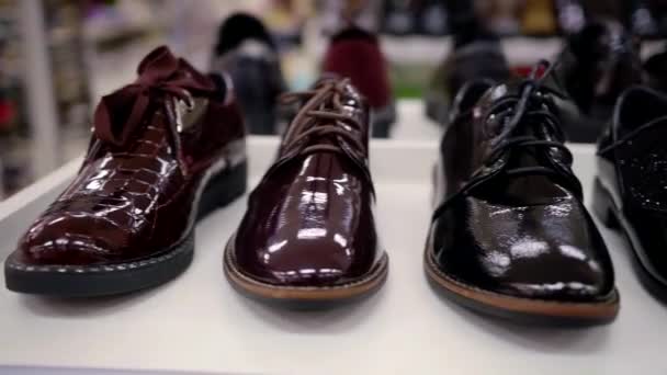 Mujer En Cerrar La Se De Vende LacadoQue Zapatos Tiro Tienda El Ropa Otoño hdBstQrxC