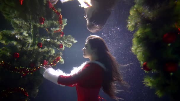 Albero Di Natale Rosso E Blu.Ragazza In Costume Sexy Natalizio Rosso E Sott Acqua Su Uno Sfondo Blu Intorno Ai Suoi