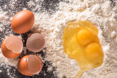 Yumurta un hamur yapma