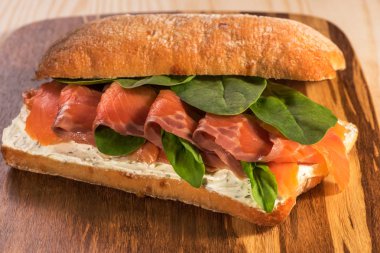 Alabalık ve ıspanak ile sandviç