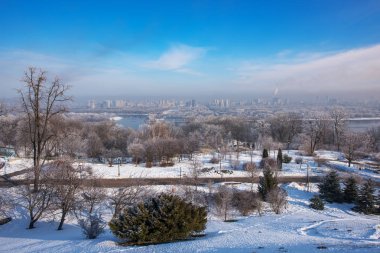Donmuş ağaçlar içinde Park, ebedi şan Kiev