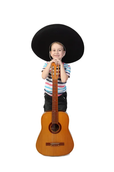 Garçon en sombrero avec guitare sur blanc — Photo