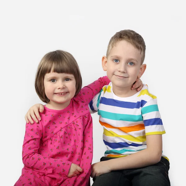 Niño y niña en gris —  Fotos de Stock