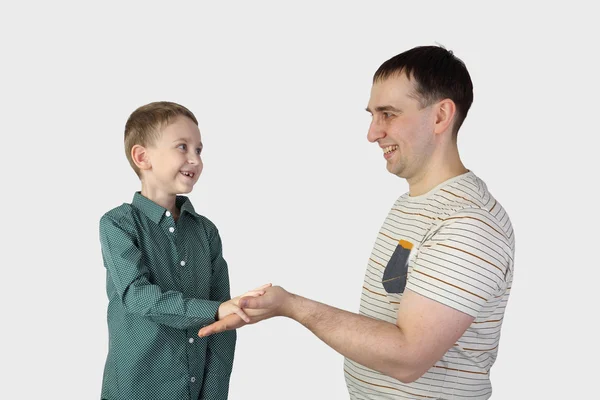 Padre y niño en gris — Foto de Stock