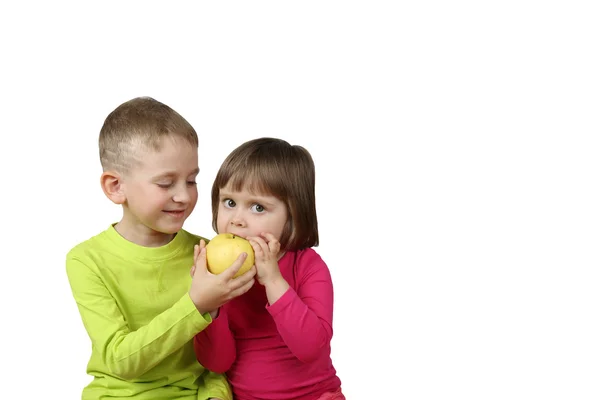 Mały chłopiec kanały dziewczynka jabłko — Zdjęcie stockowe