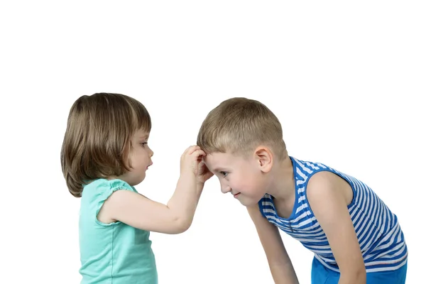 Meisje stokken patch op oudere jongen voorhoofd — Stockfoto