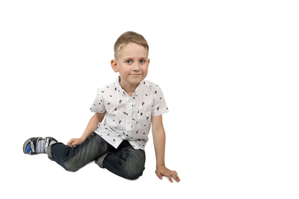 Kleiner Junge sitzt auf dem Boden — Stockfoto