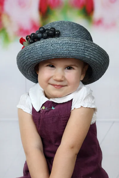 모자 초상화에 귀여운 소녀 — 스톡 사진