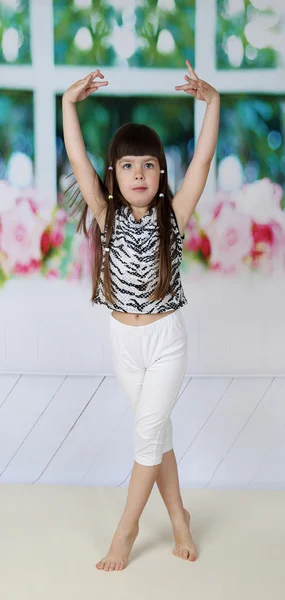 Маленька дівчинка готова танцювати — стокове фото
