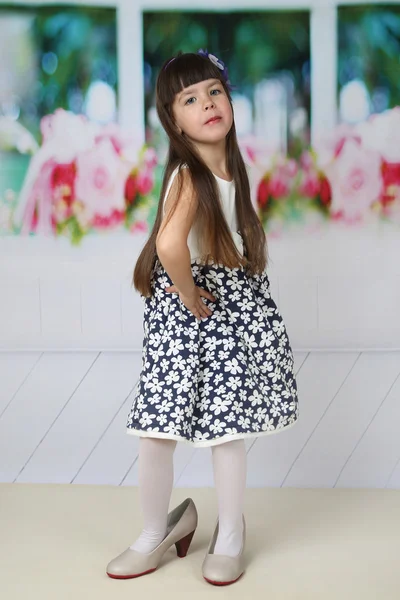 Little girl tries on mom's shoes — Φωτογραφία Αρχείου